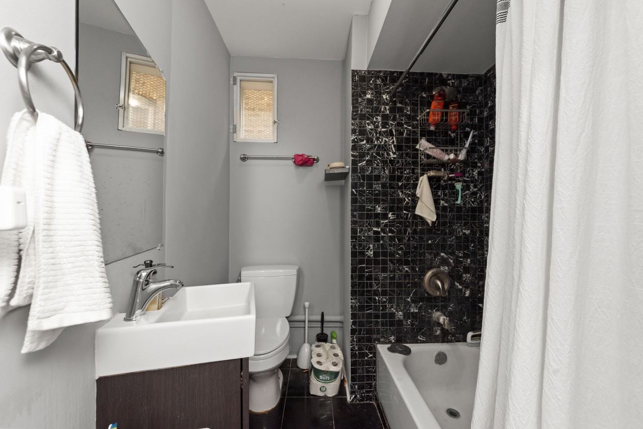 1711 S Laflin St #2F - Photo 2 of 8