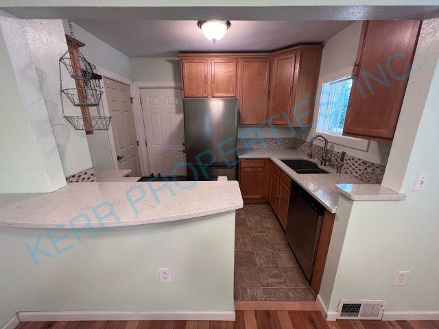 5025 Se Knapp St - Photo 4 of 17