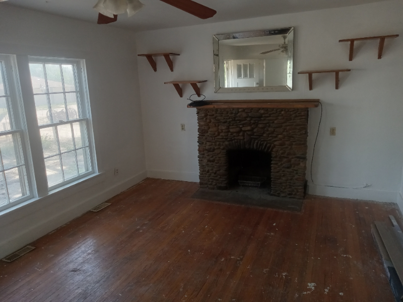 606 Townsend - Photo 2 of 6