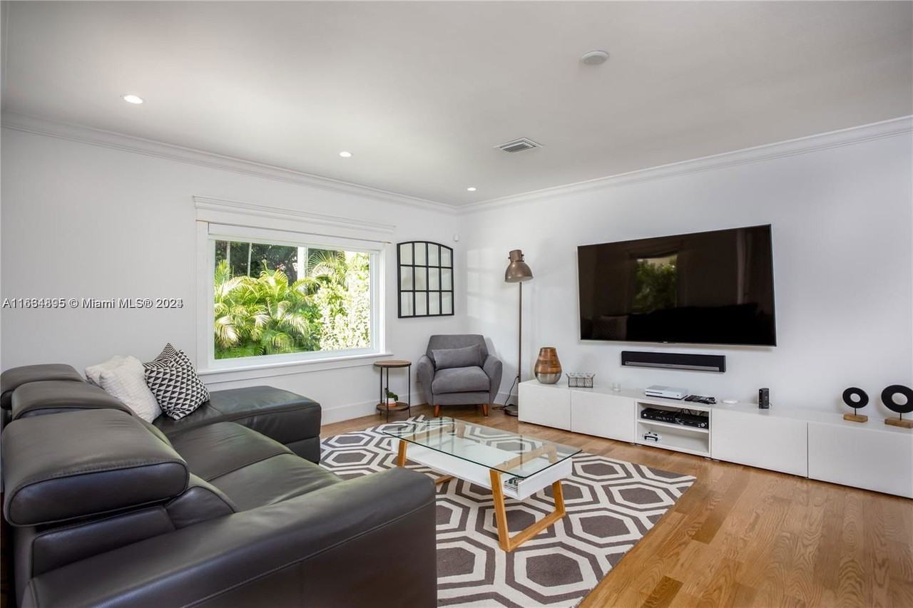 52 Montilla Ave - Photo 3 of 8