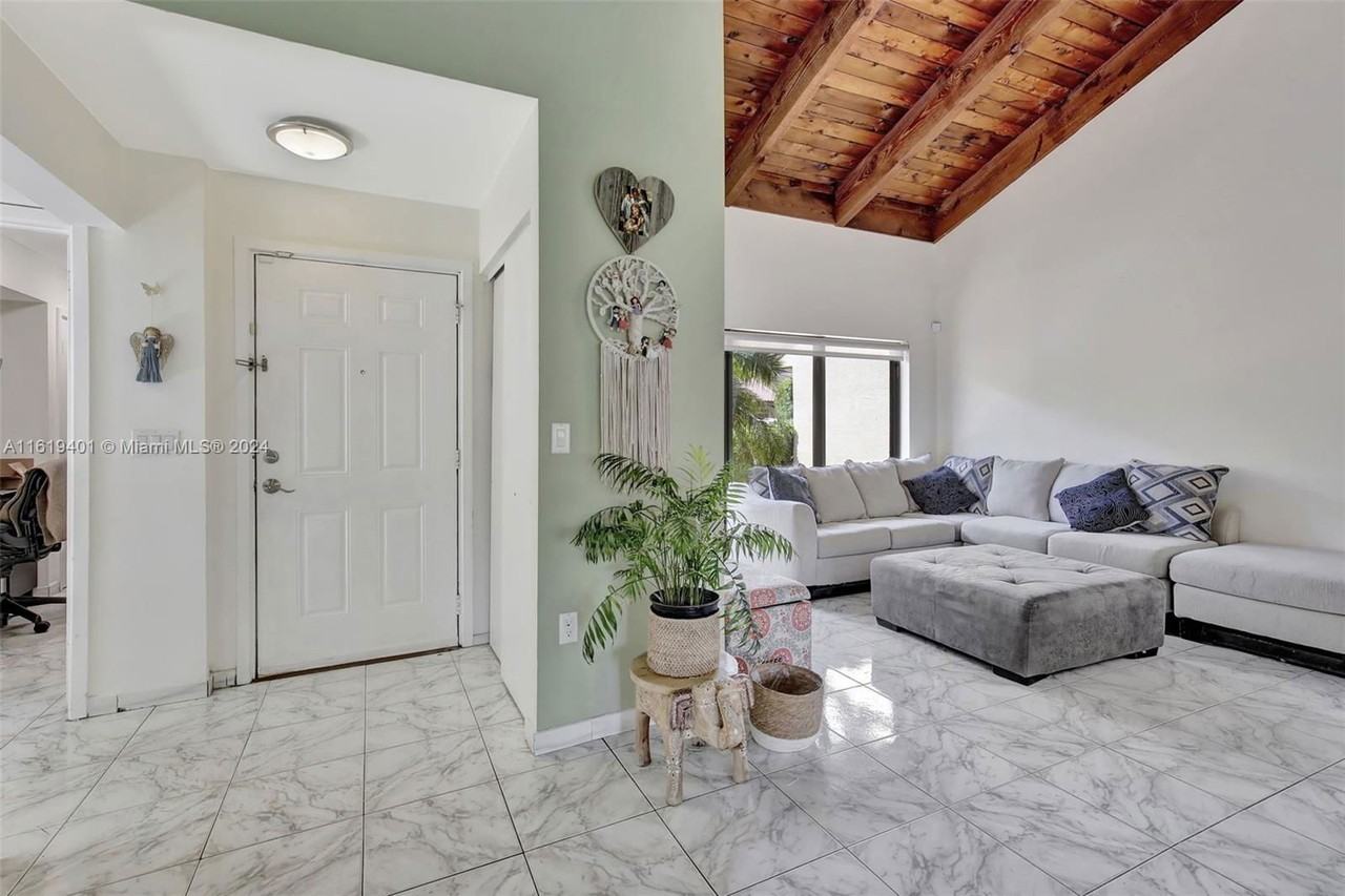 1057 Ne 202nd Ln - Photo 3 of 8