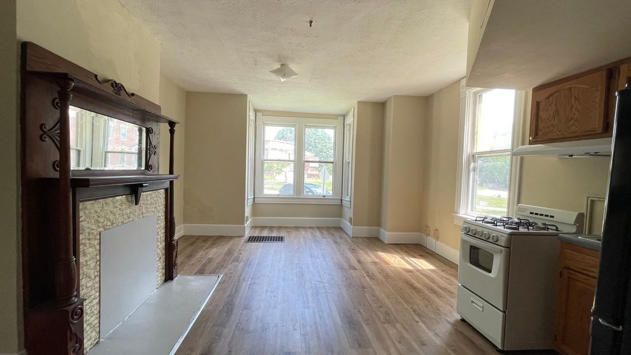1113 State St - Photo 5 of 10