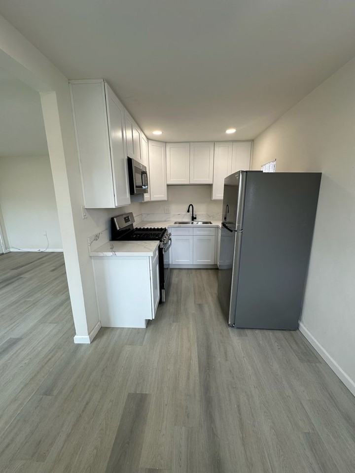 1109 1109 S 36th - 4 #4 - Photo 3 of 6