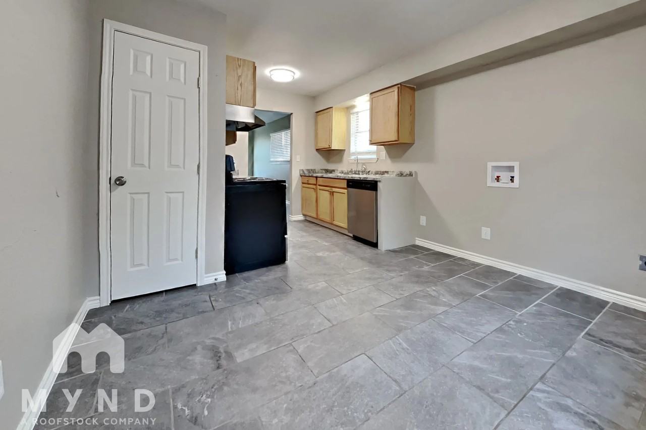 1307 S Cardinal Dr Apt B - Photo 3 of 13