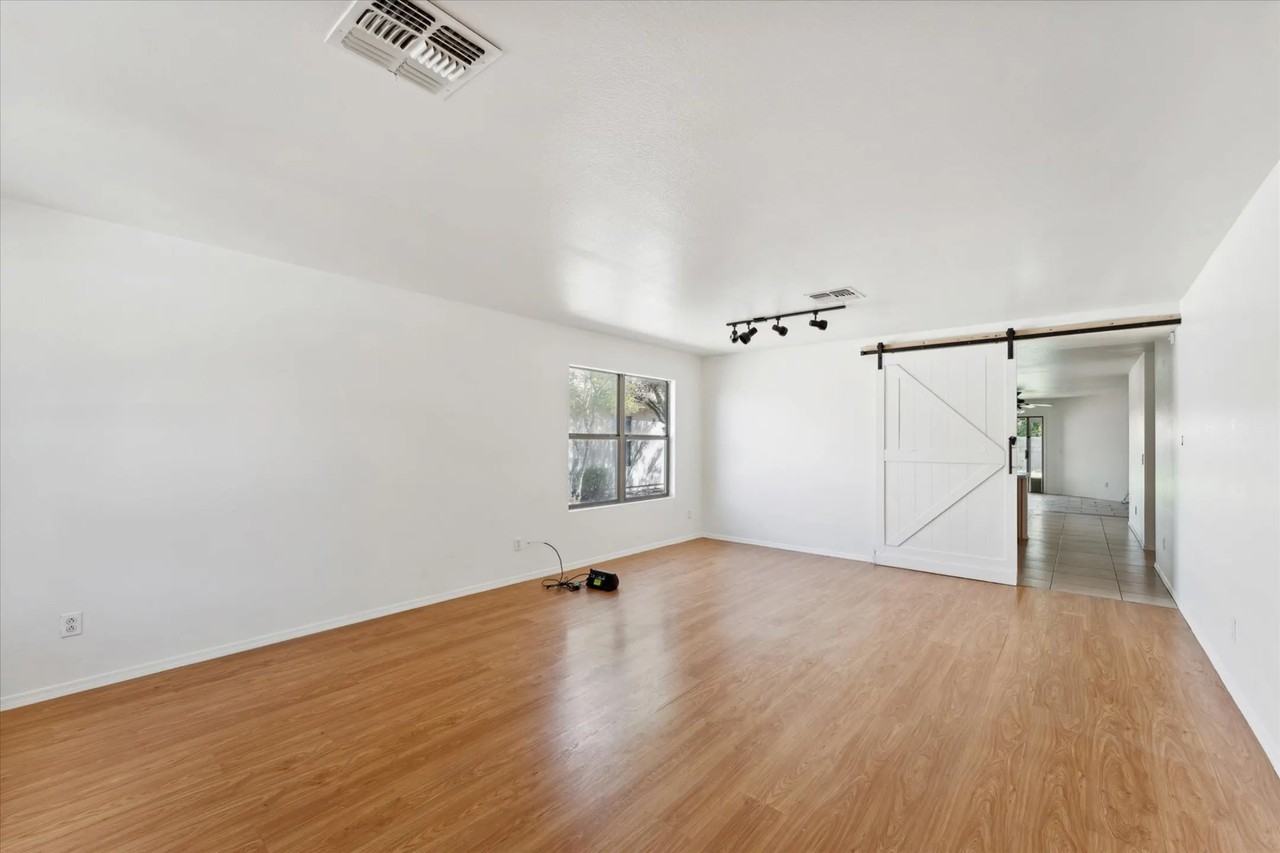 15741 W Watson Ln - Photo 3 of 20