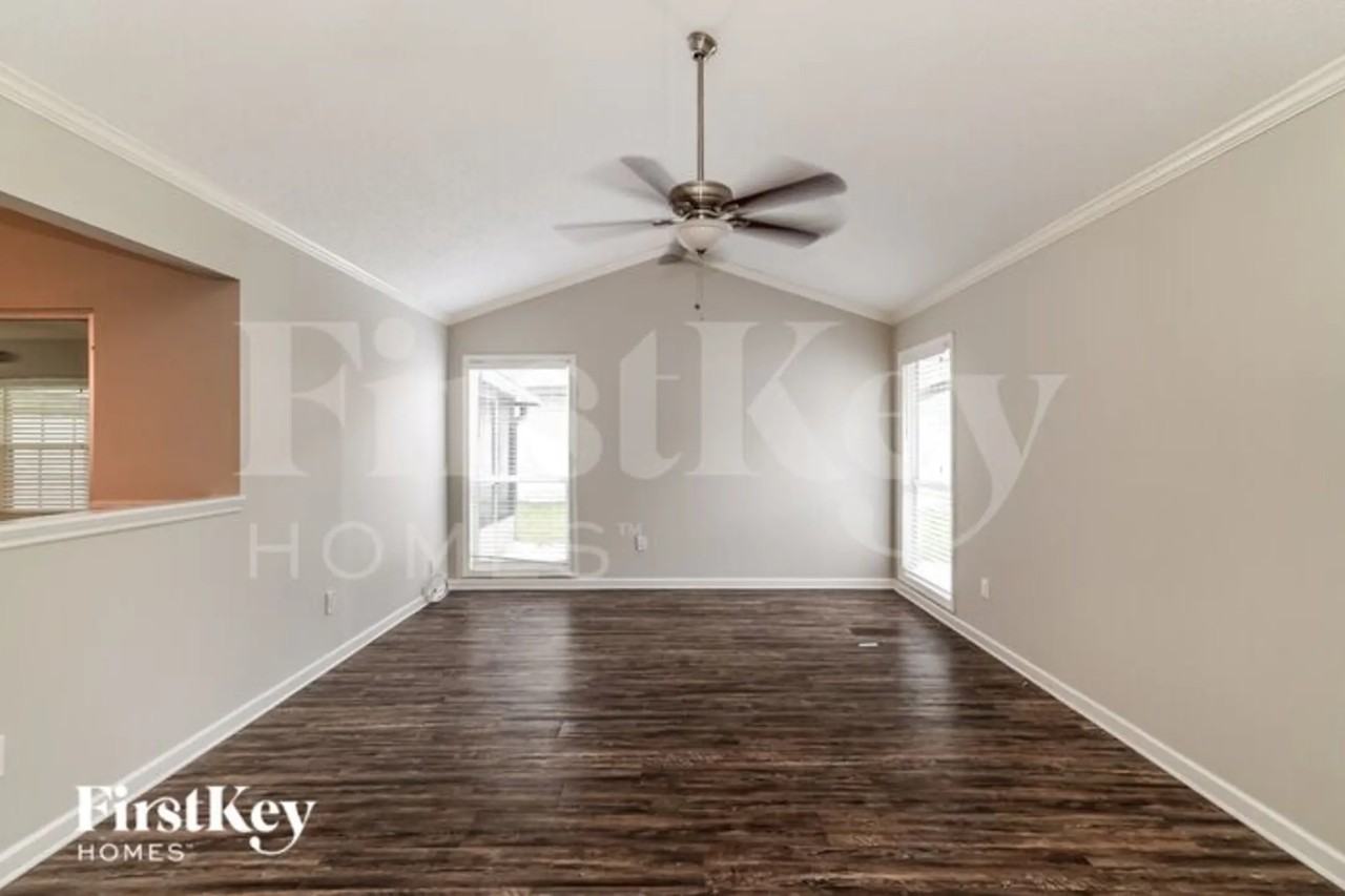 7027 Silvermill Dr - Photo 3 of 16