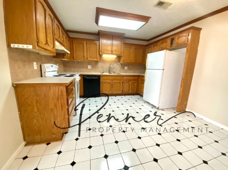 304 N Austin St #B - Photo 3 of 10