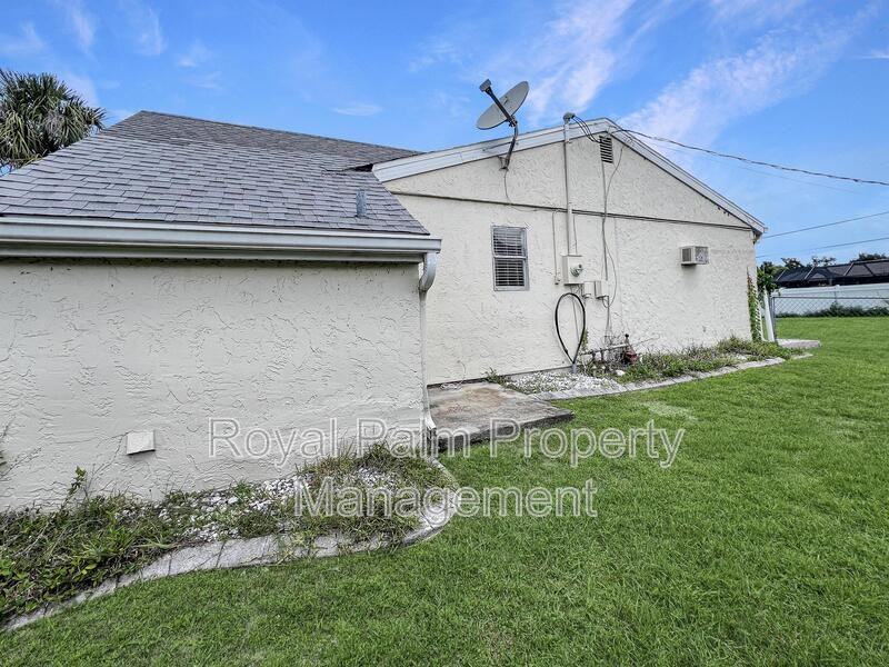 2466 Lakeshore Cir - Photo 2 of 17