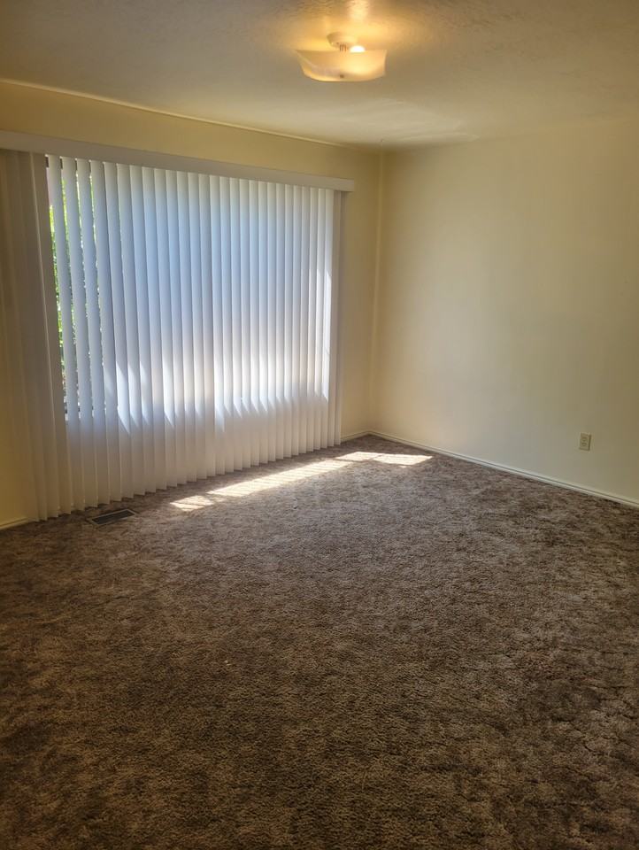 840 N Jackson Ave - Photo 3 of 6