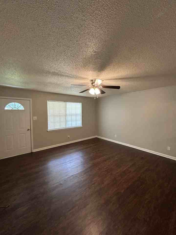 1010 Oneal St - Photo 3 of 10