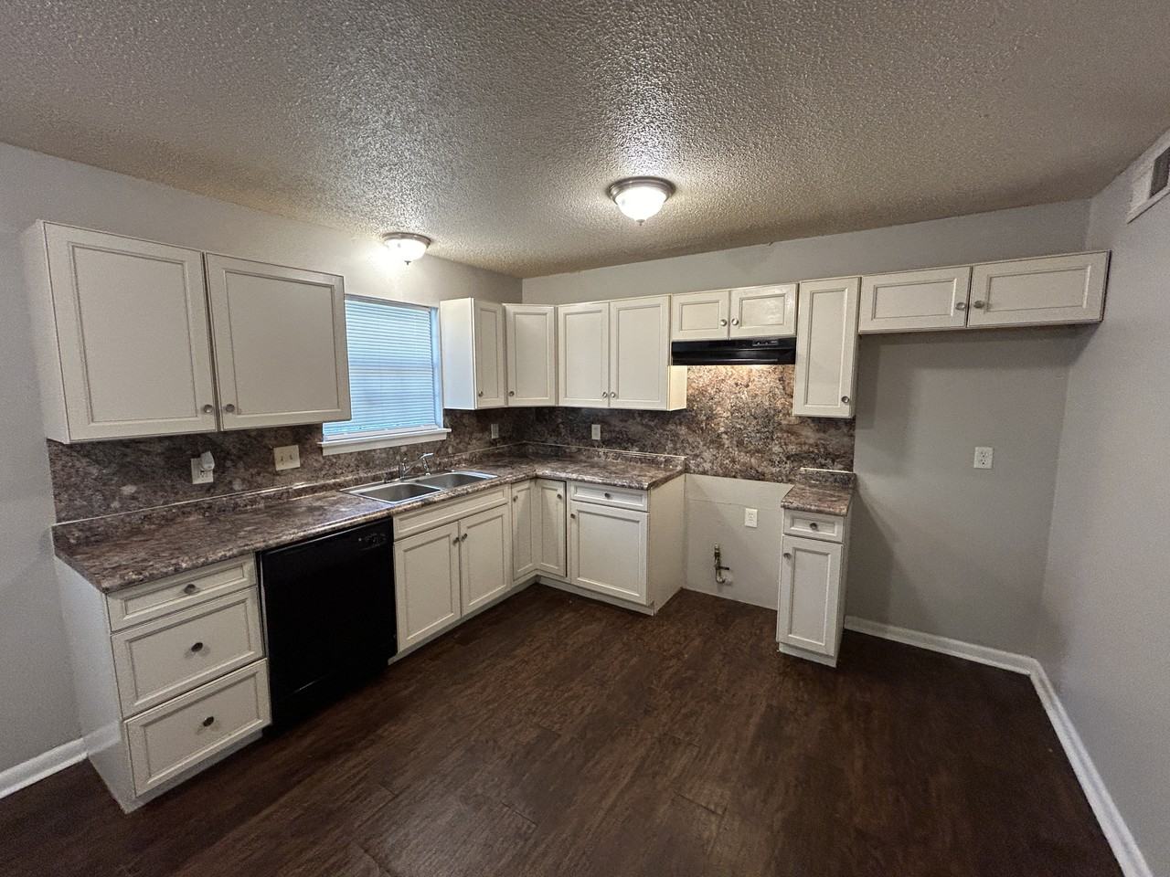 1010 Oneal St - Photo 5 of 10