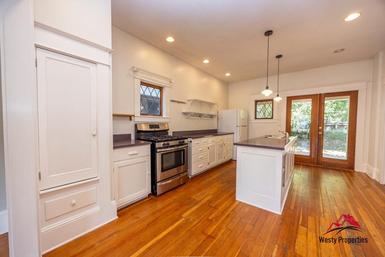 2445 Se Belmont St - Photo 4 of 13
