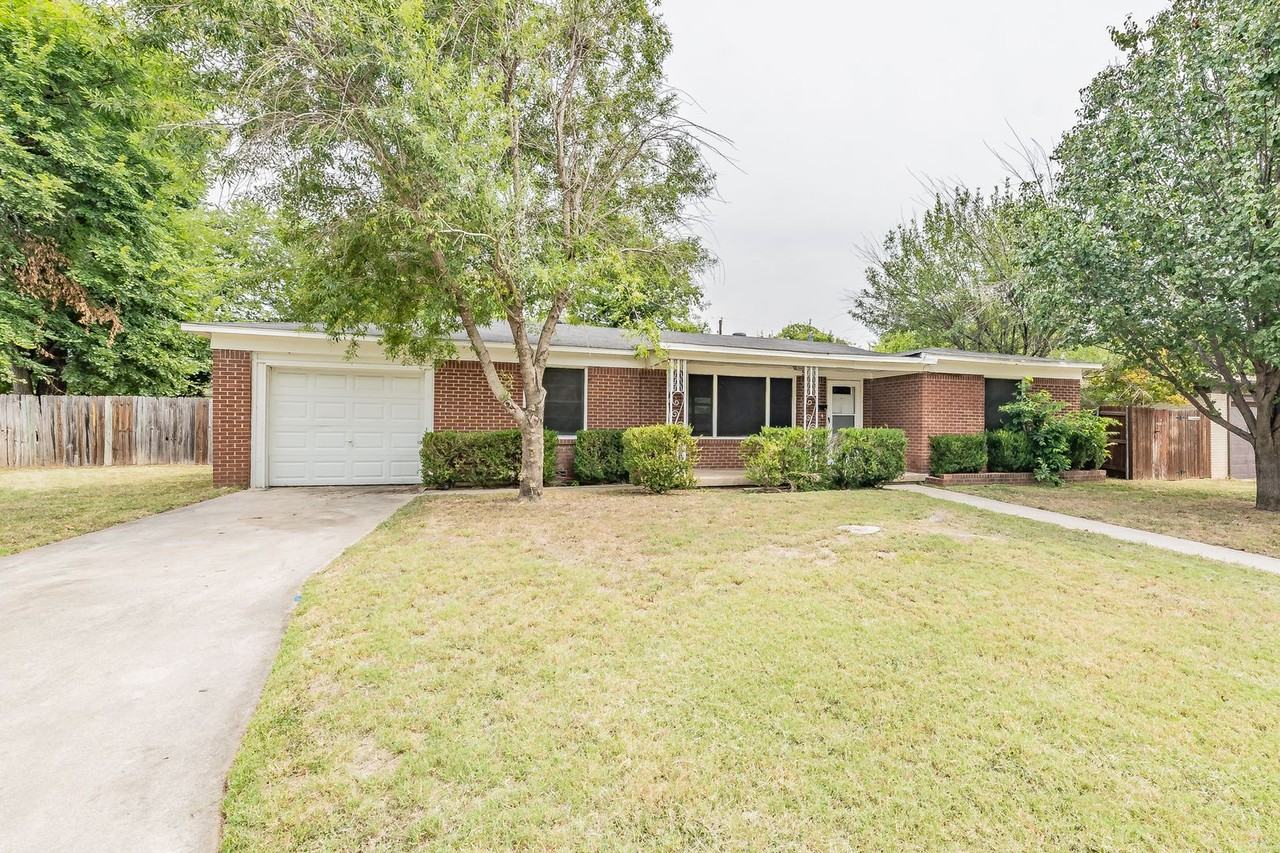 5720 N Wells Cir - Photo 2 of 40