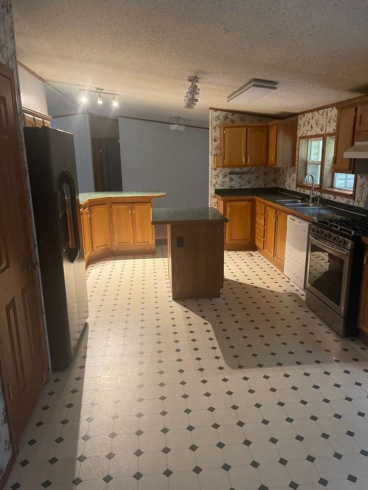 872 Wallace Dr - Photo 3 of 10