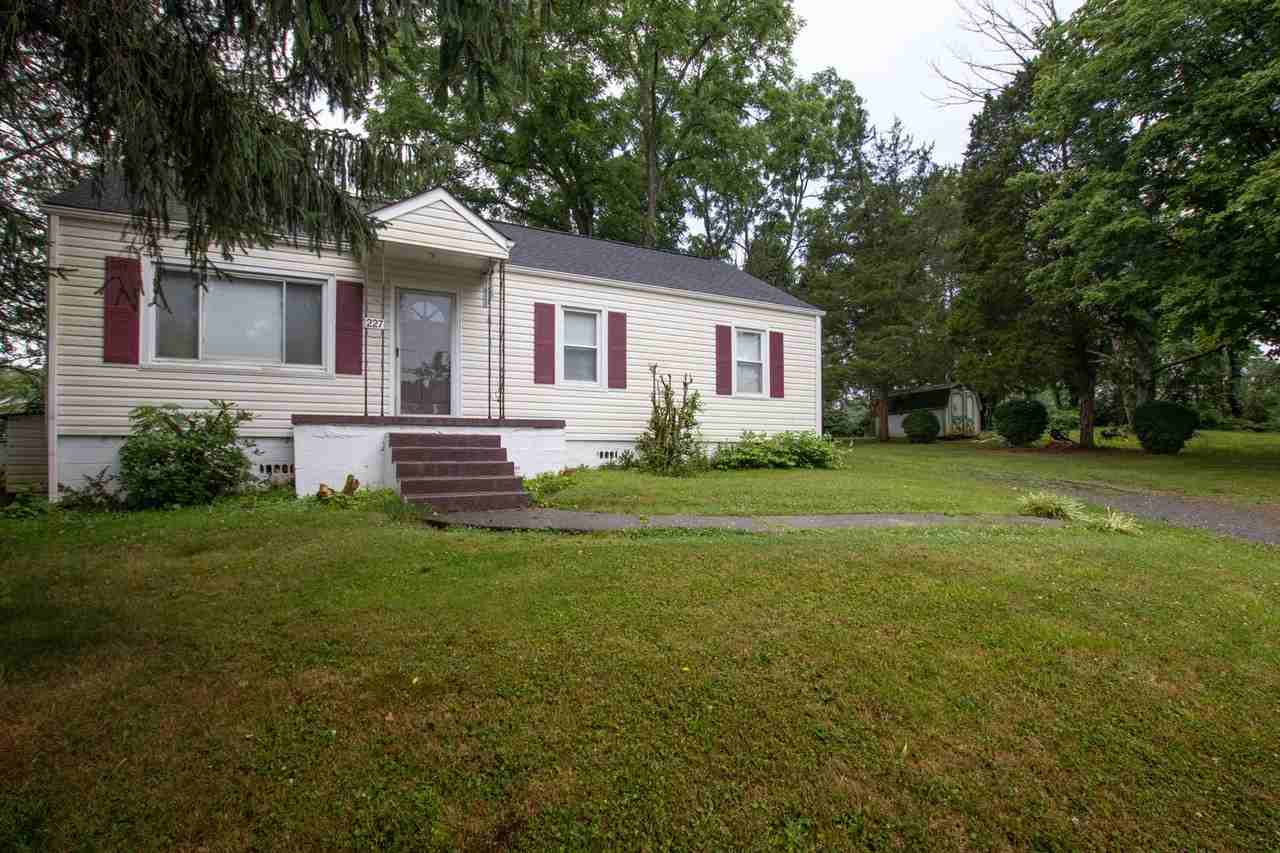 227 Hughes St Sw - Photo 3 of 31