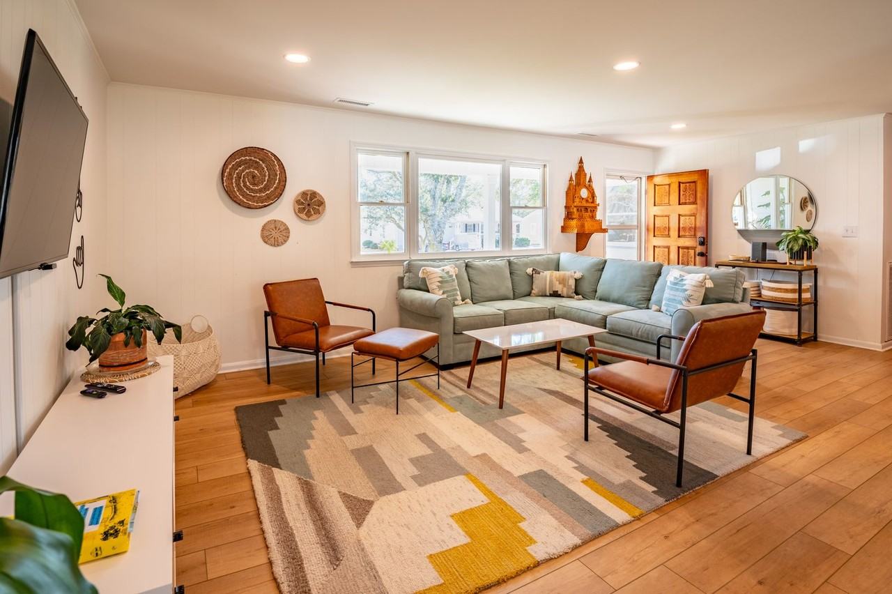 215 Sunny & Chair @ 215 NE 63rd Street - Photo 6 of 29