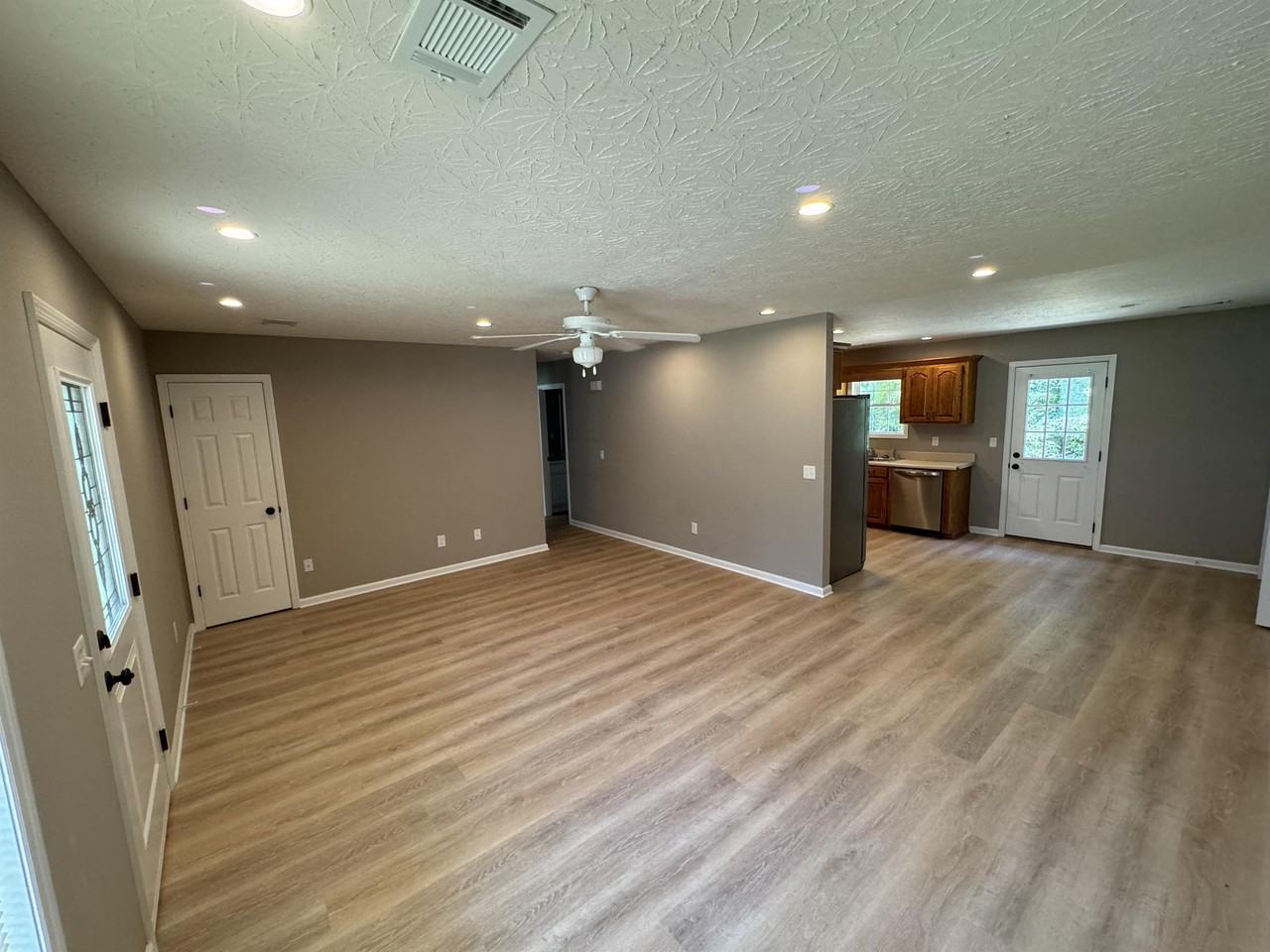 255 hardwood Hills Drive - Photo 2 of 8