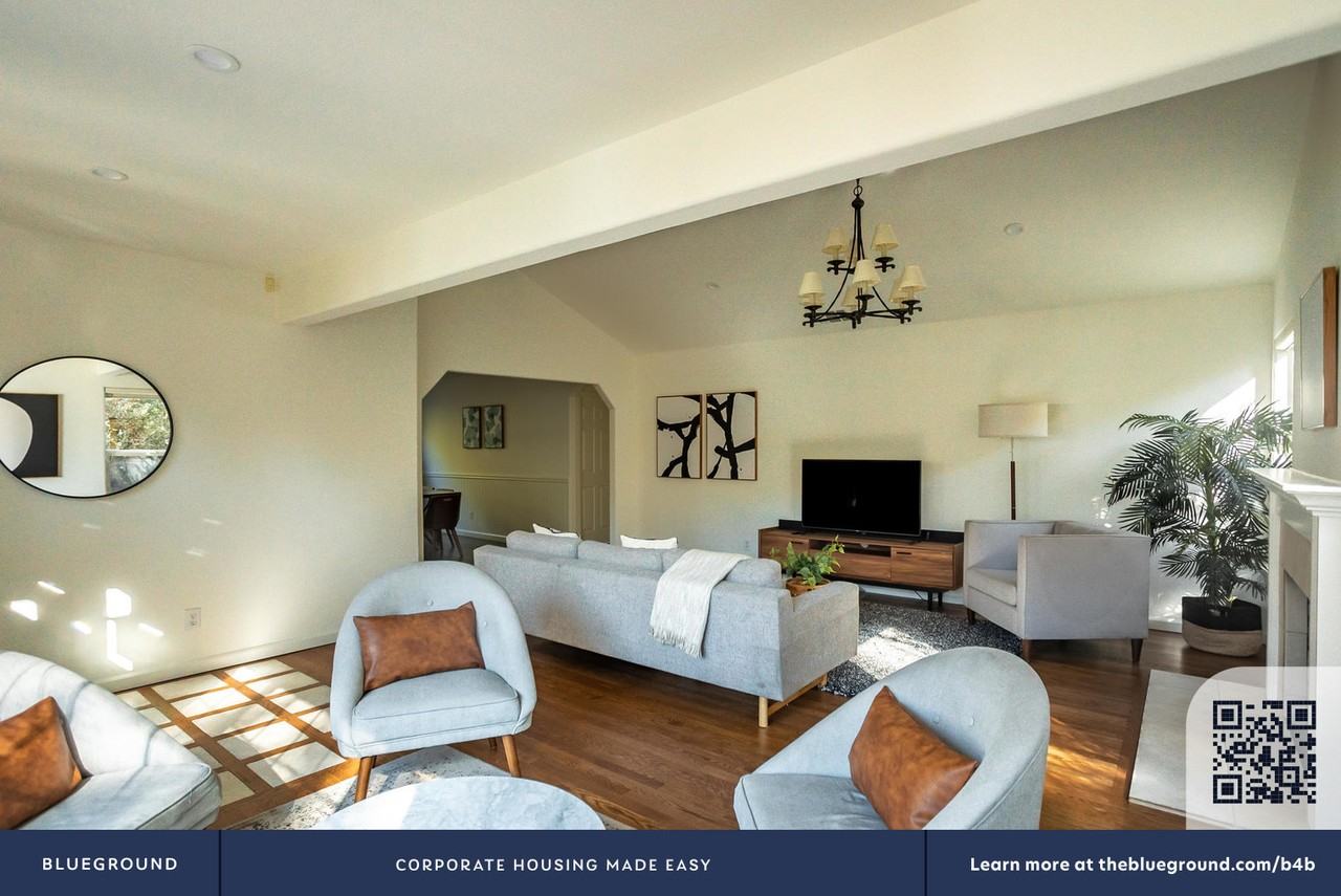 732 Laurel Ave #1553 - Photo 5 of 23