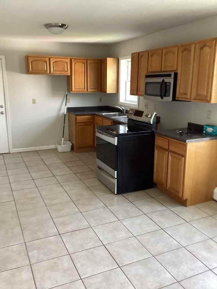 1113 Harold St - Photo 2 of 19