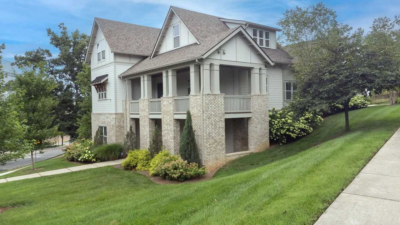 3358 Acklen Ave - Photo 3 of 32