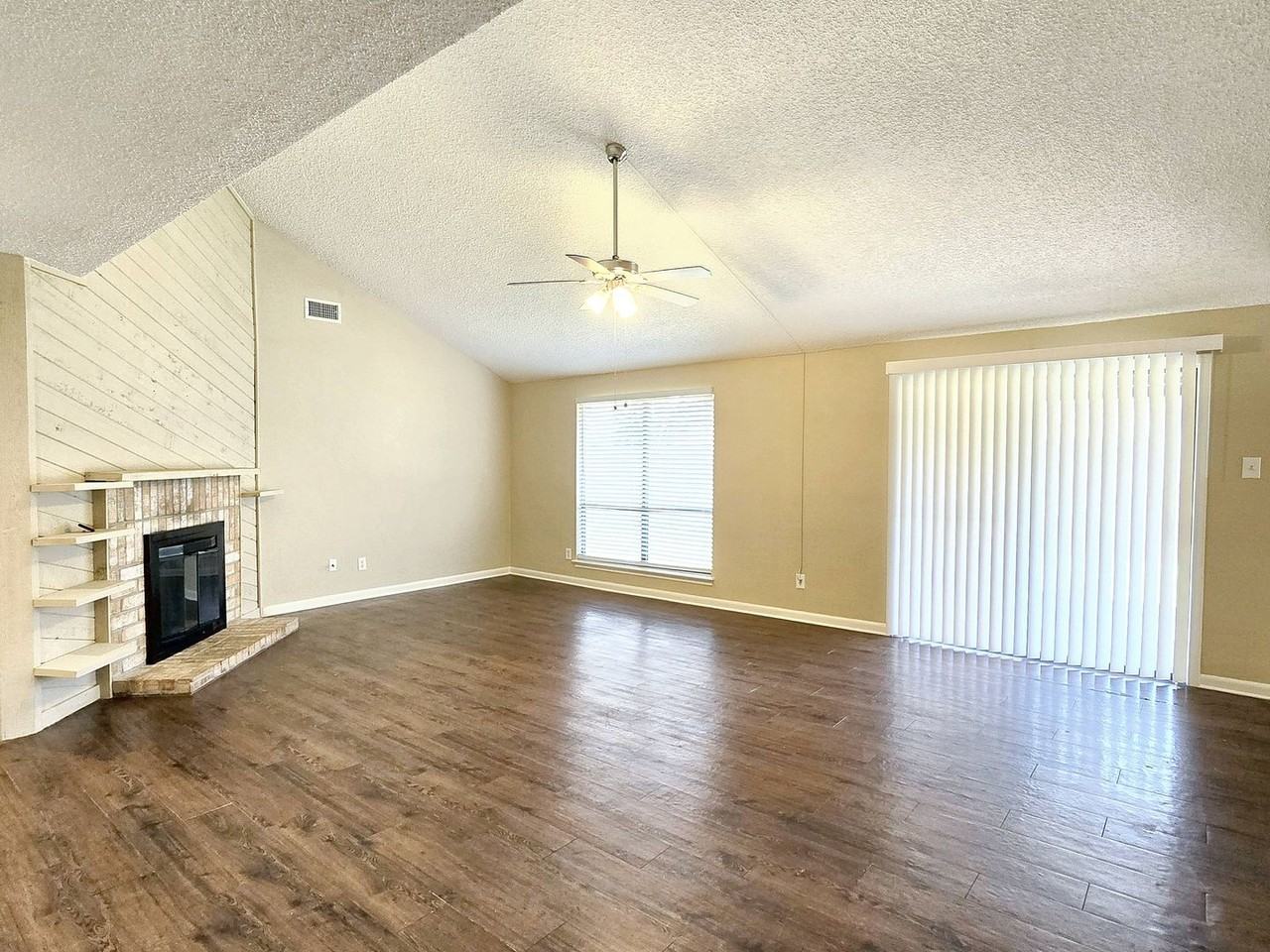16635 Neumann Dr - Photo 2 of 15