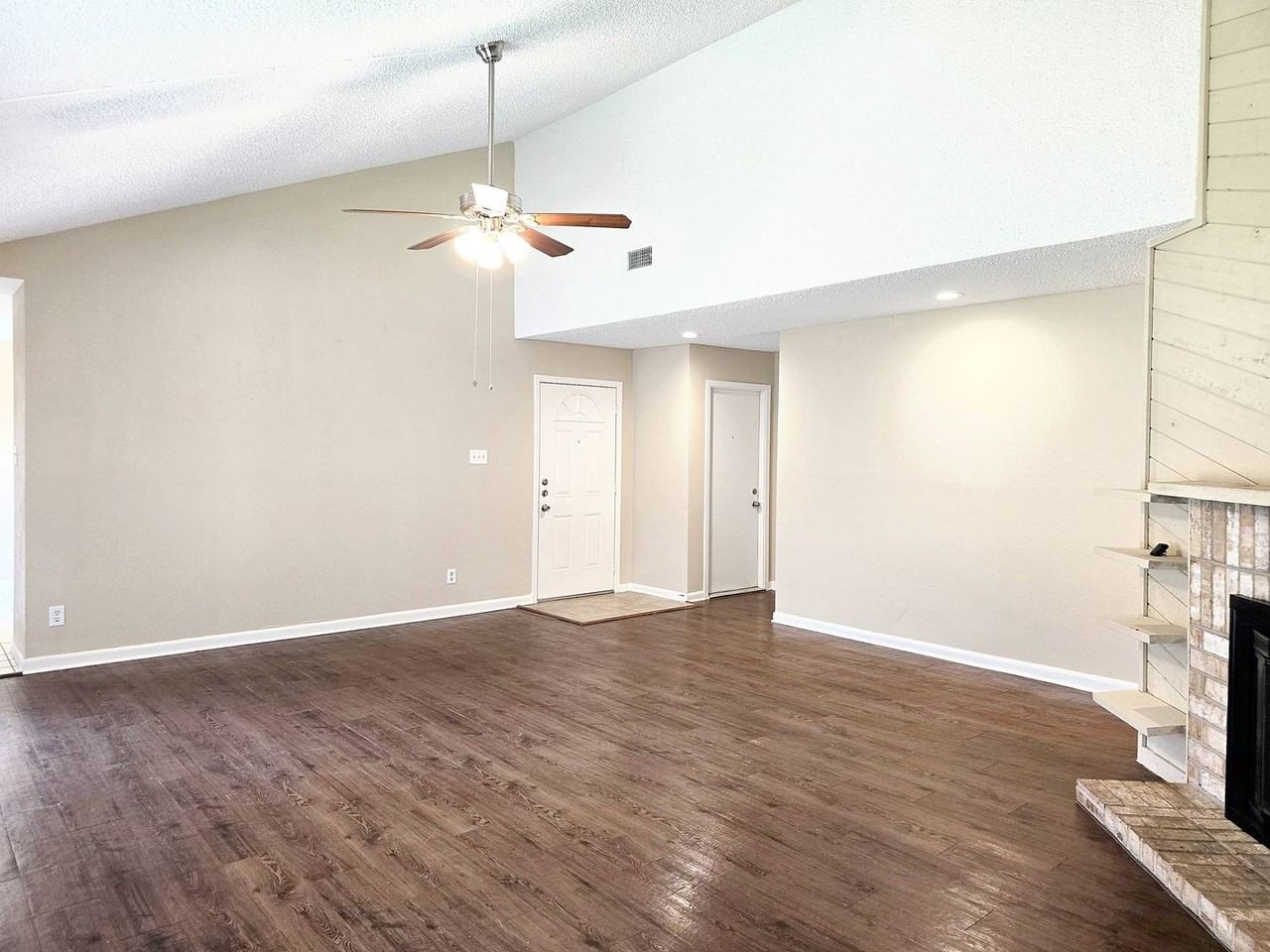 16635 Neumann Dr - Photo 3 of 15