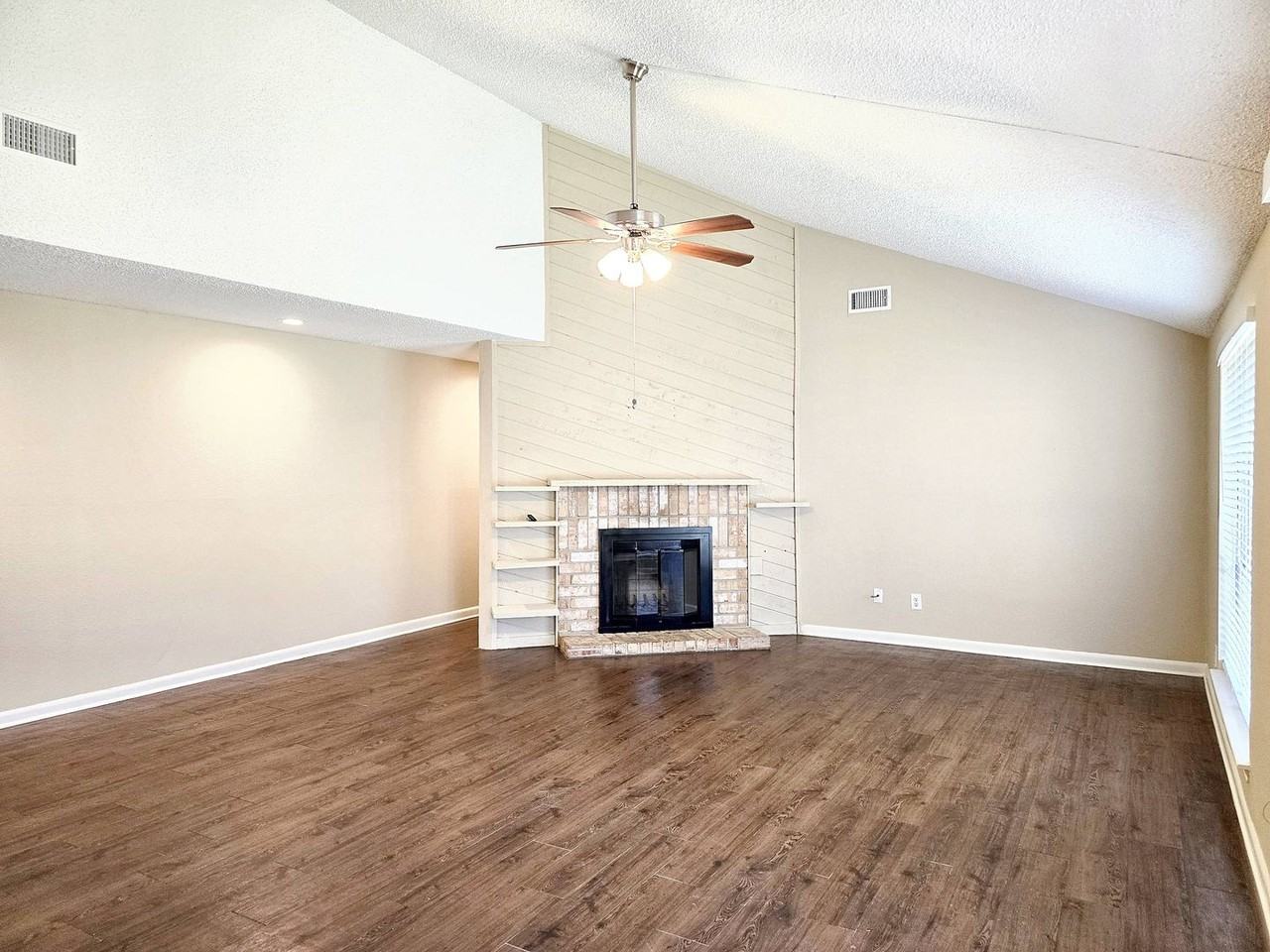 16635 Neumann Dr - Photo 4 of 15