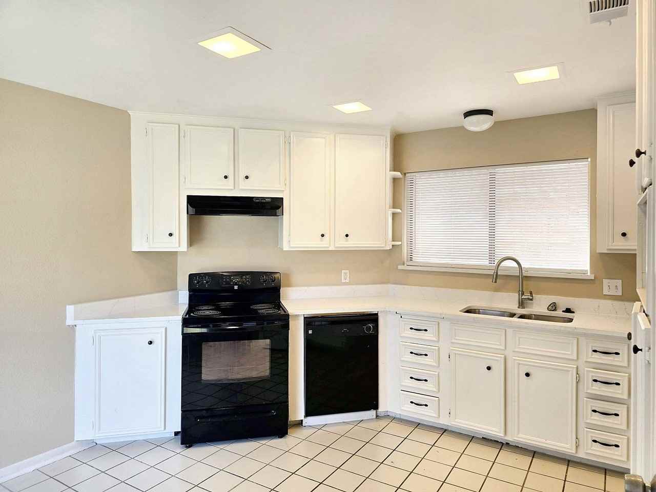 16635 Neumann Dr - Photo 5 of 15