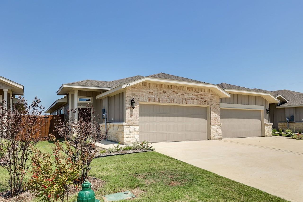 657 Blackland Dr - Photo 2 of 28