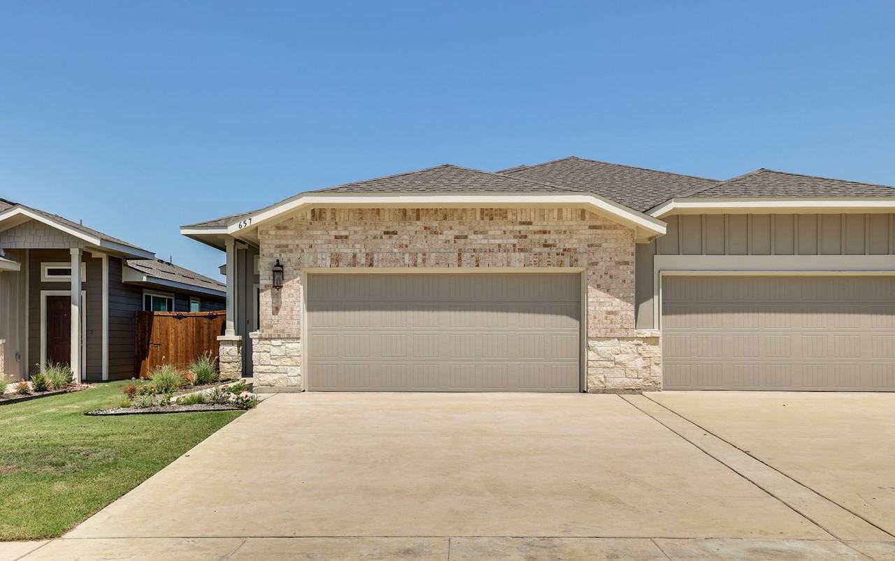 657 Blackland Dr - Photo 3 of 28