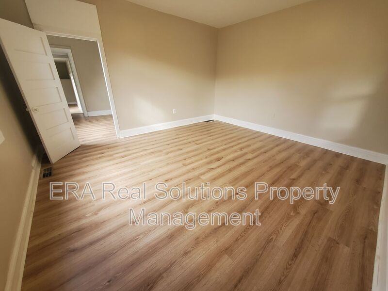 305 Locust St - Photo 2 of 12