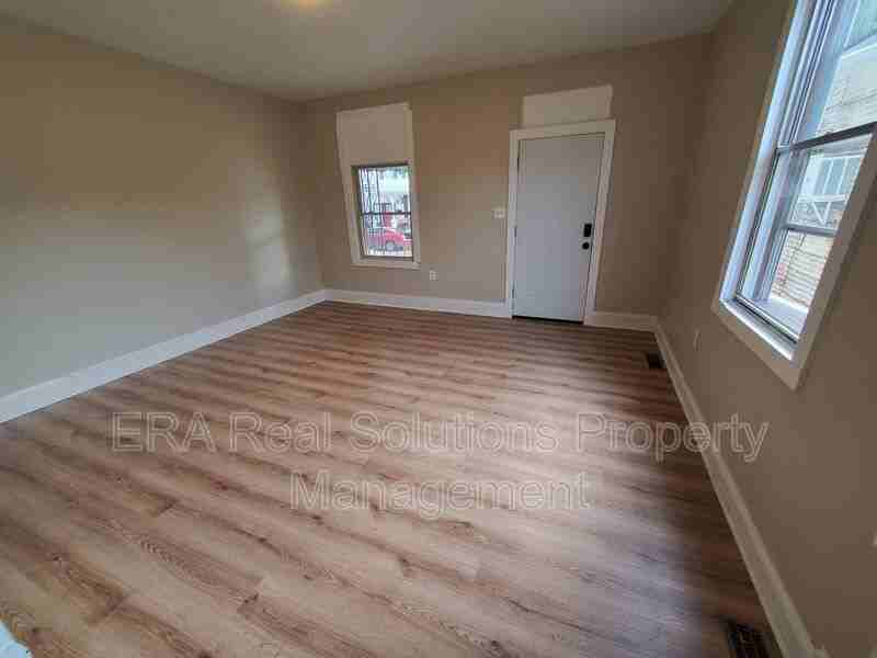 305 Locust St - Photo 3 of 12