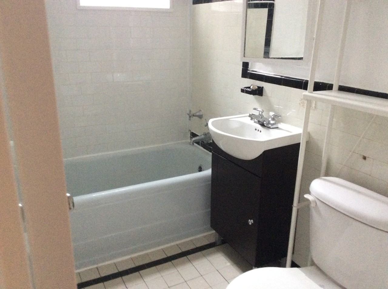 Grand Blvd. & Av de Monkland ##5,8 - Photo 3 of 5