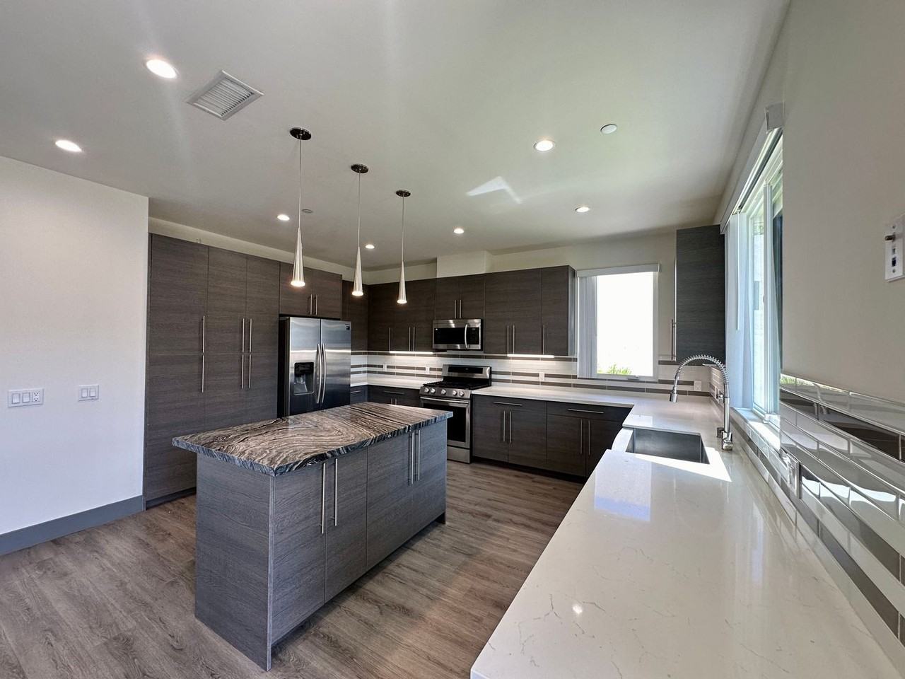 6439 West 86th Place - Photo 7 of 37