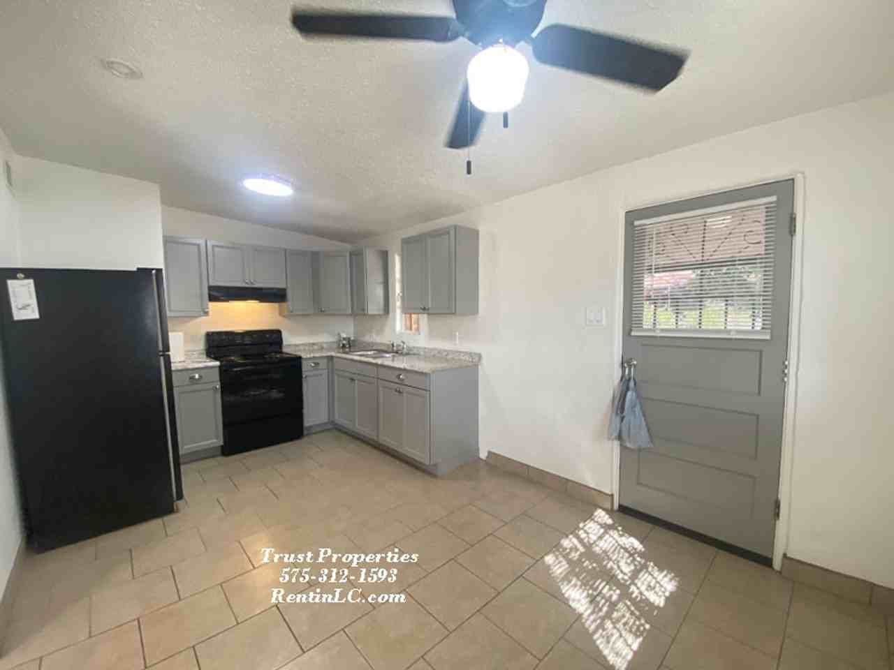 1835 Paxton St - Photo 3 of 9