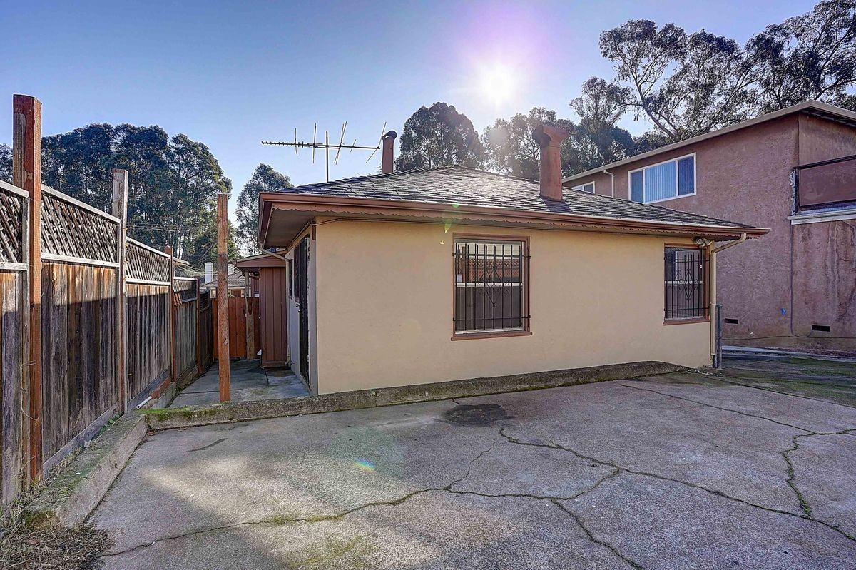 3049 Berlin Way - Photo 2 of 17