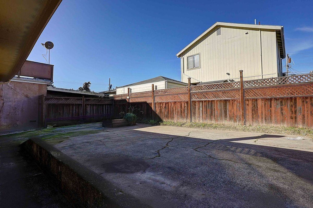 3049 Berlin Way - Photo 3 of 17
