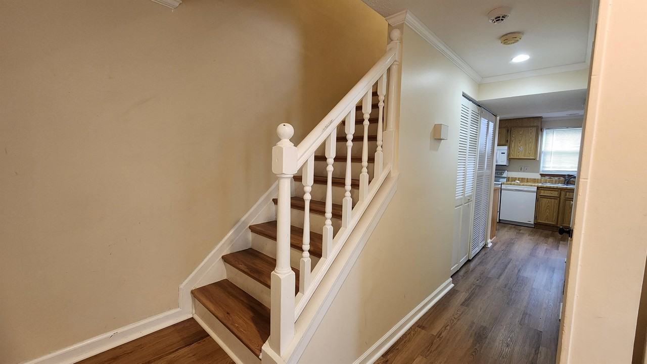 923 Chatsworth Dr - Photo 2 of 29