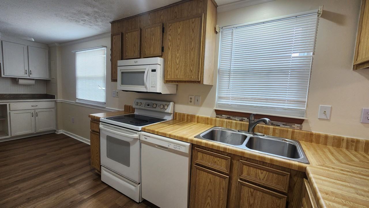 923 Chatsworth Dr - Photo 3 of 29