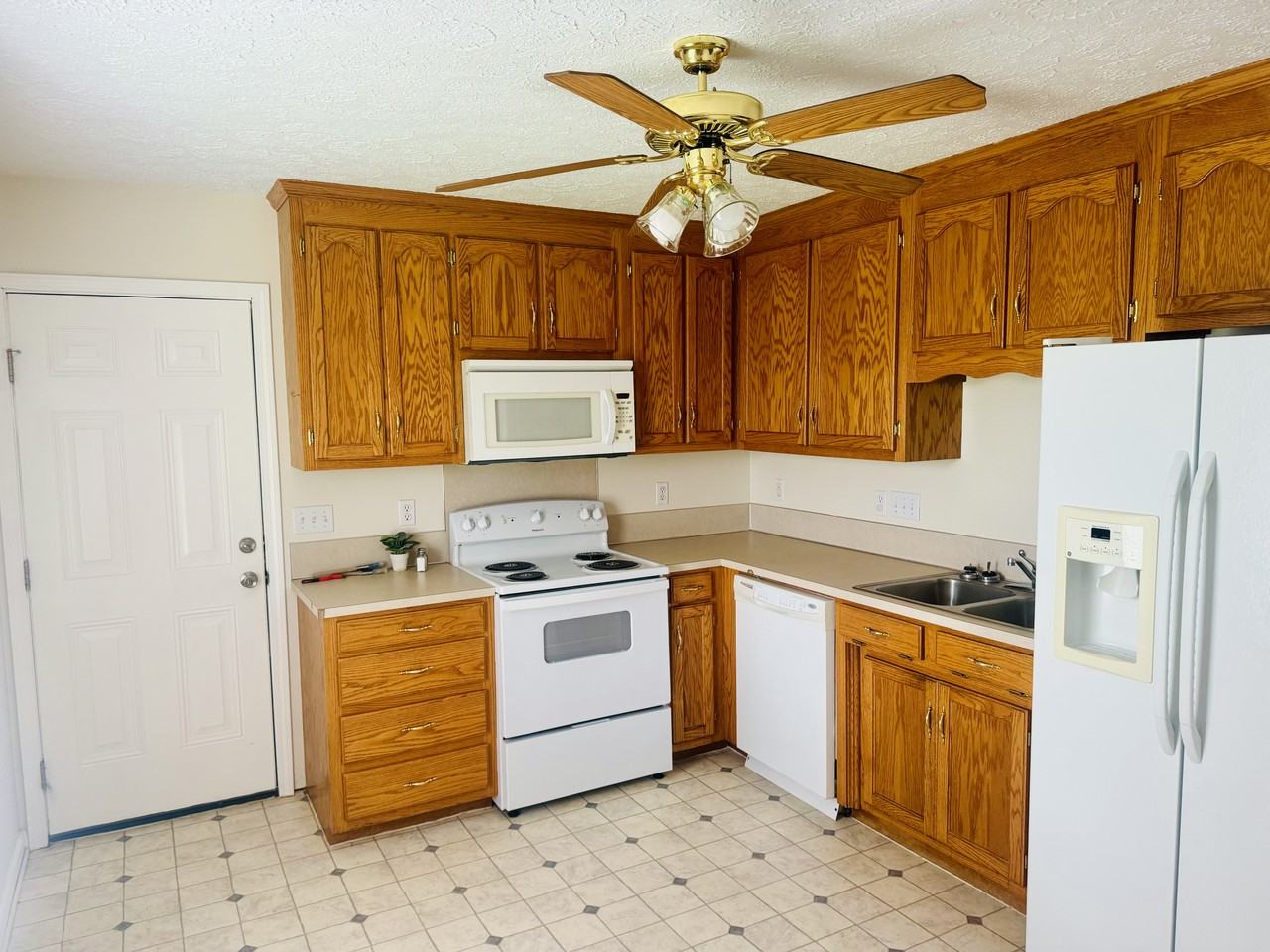 3089 River Rd - Photo 3 of 16