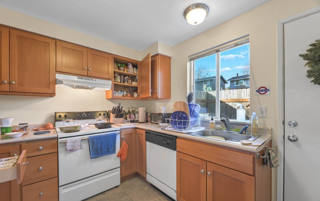 2025 Donovan Ave - Photo 2 of 9