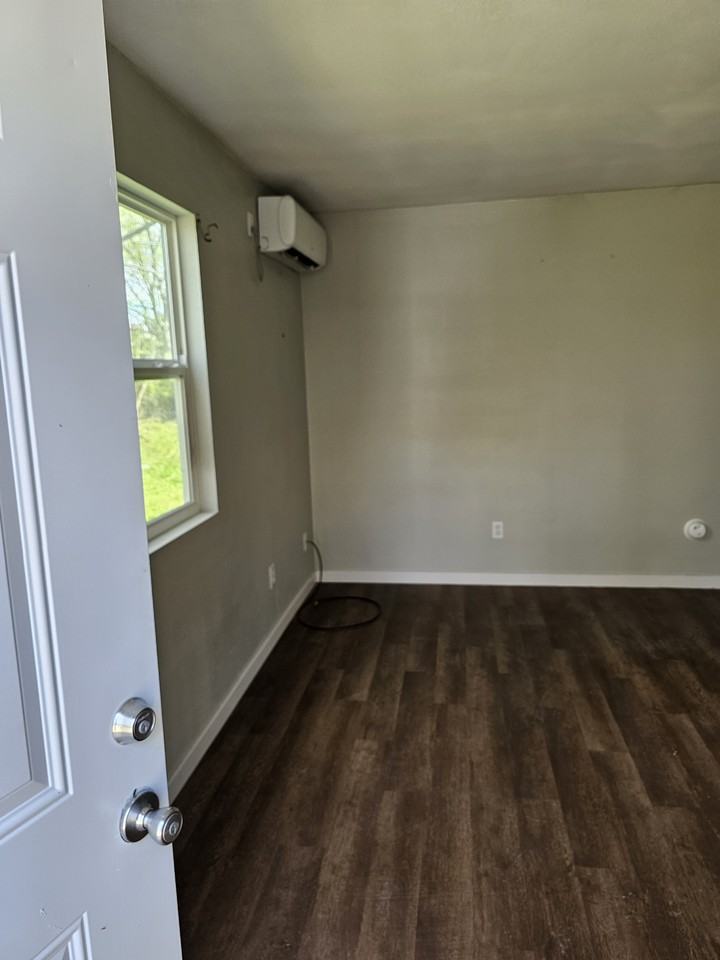 204 W 4th St #D - Photo 2 of 5