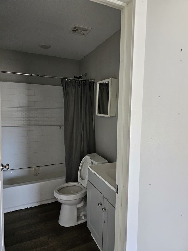 204 W 4th St #D - Photo 3 of 5