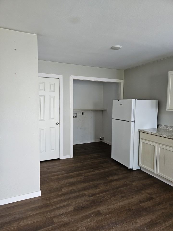 204 W 4th St #D - Photo 4 of 5