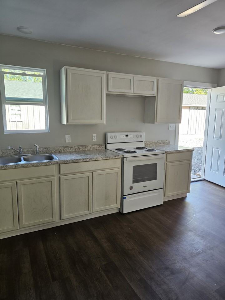 204 W 4th St #D - Photo 5 of 5