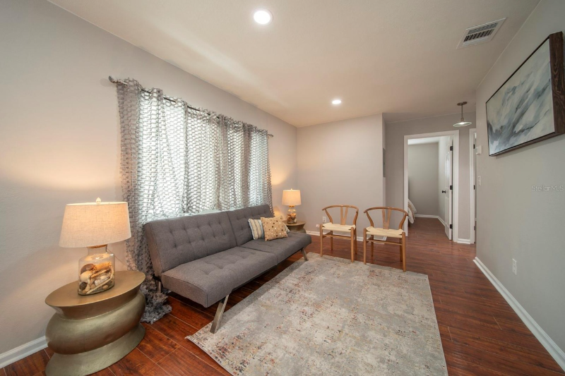 513 S Levis Ave - Photo 2 of 4