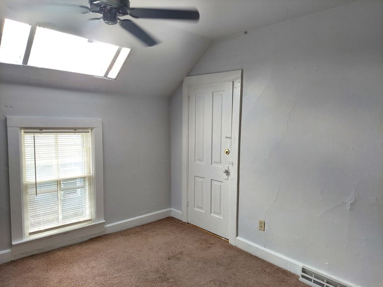 533 S Jackson St - Photo 3 of 10