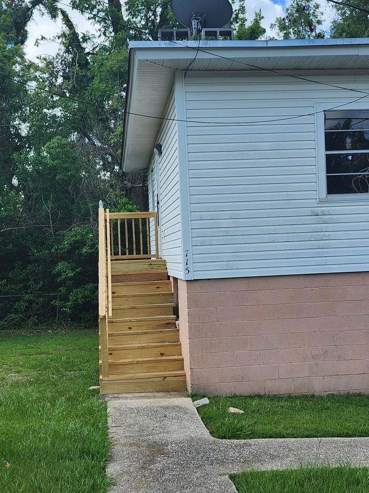 715 Liberty St - Photo 2 of 11