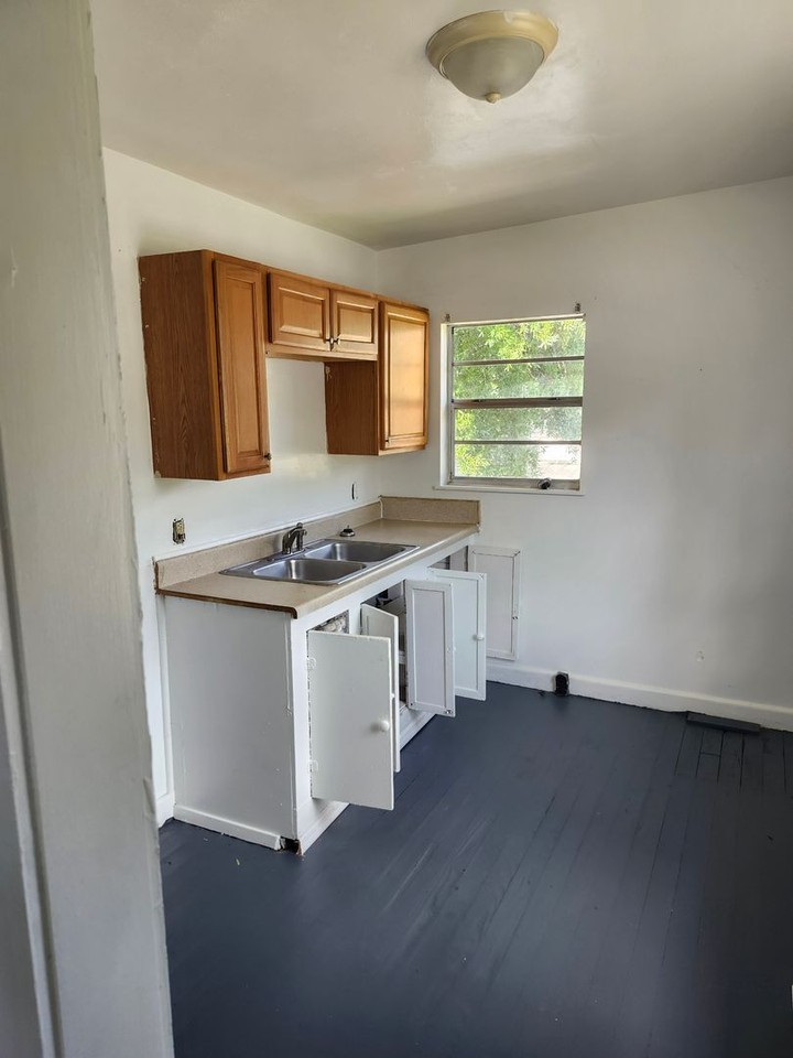 715 Liberty St - Photo 5 of 11