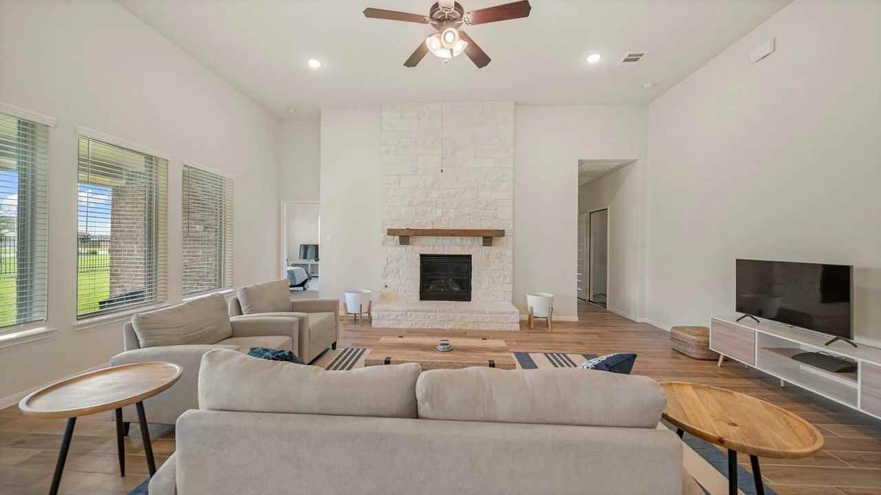 15015 Lake Shore Ave #B - Photo 4 of 14